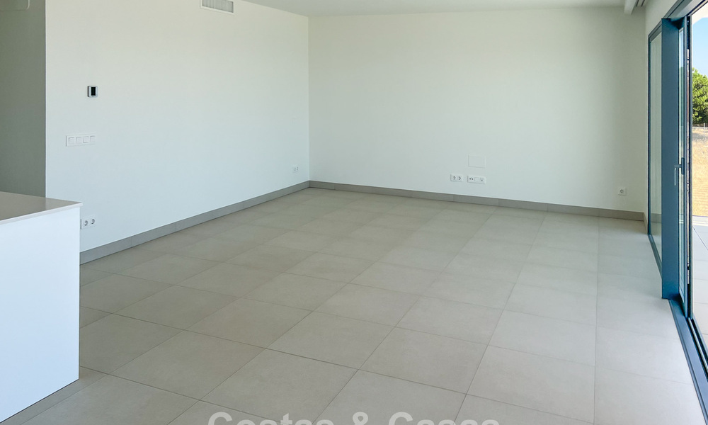Apartamento moderno en esquina, situado en un exclusivo complejo boutique con vistas panorámicas al mar en La Calanova Golf, Mijas, Costa del Sol 802134