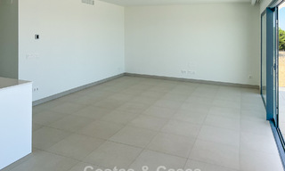 Apartamento moderno en esquina, situado en un exclusivo complejo boutique con vistas panorámicas al mar en La Calanova Golf, Mijas, Costa del Sol 802134 