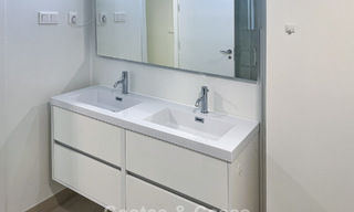 Apartamento moderno en esquina, situado en un exclusivo complejo boutique con vistas panorámicas al mar en La Calanova Golf, Mijas, Costa del Sol 802138 