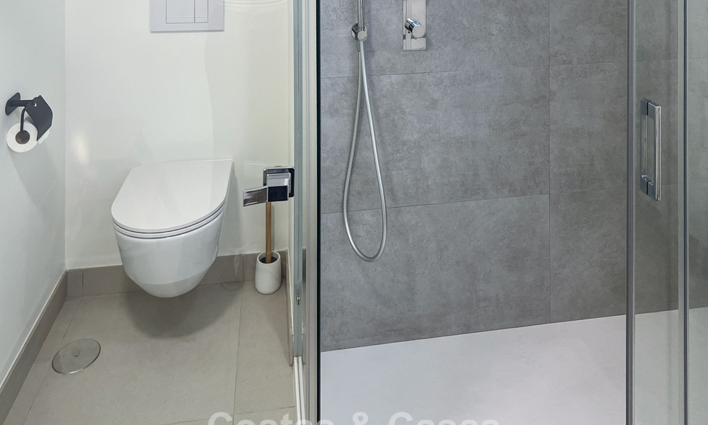 Apartamento moderno en esquina, situado en un exclusivo complejo boutique con vistas panorámicas al mar en La Calanova Golf, Mijas, Costa del Sol 802139
