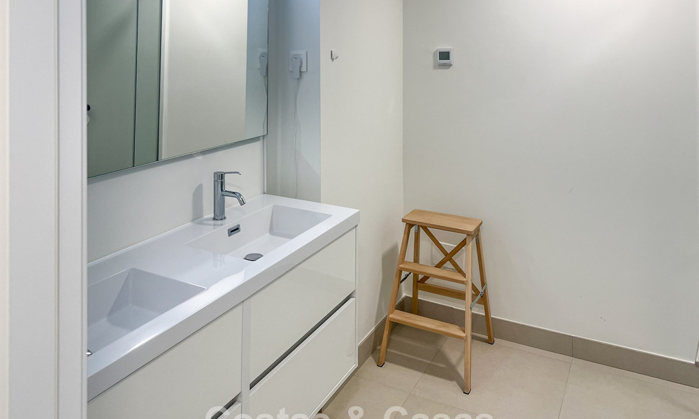 Apartamento moderno en esquina, situado en un exclusivo complejo boutique con vistas panorámicas al mar en La Calanova Golf, Mijas, Costa del Sol 802140