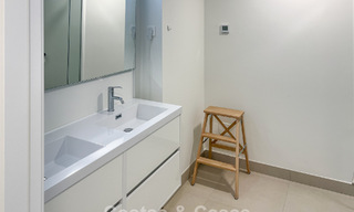 Apartamento moderno en esquina, situado en un exclusivo complejo boutique con vistas panorámicas al mar en La Calanova Golf, Mijas, Costa del Sol 802140 