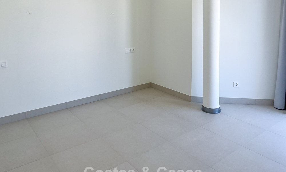 Apartamento moderno en esquina, situado en un exclusivo complejo boutique con vistas panorámicas al mar en La Calanova Golf, Mijas, Costa del Sol 802141
