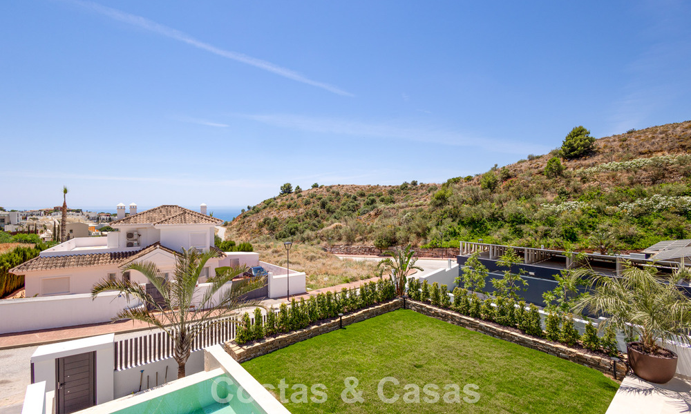 Villa de lujo contemporánea de nueva construcción con vistas al mar en venta en Mijas, Costa del Sol 802163