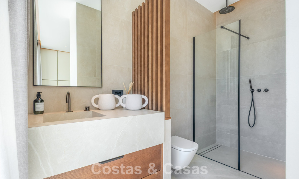 Villa de lujo contemporánea lista para entrar a vivir en una comunidad cerrada en Marbella - Benahavís 802415