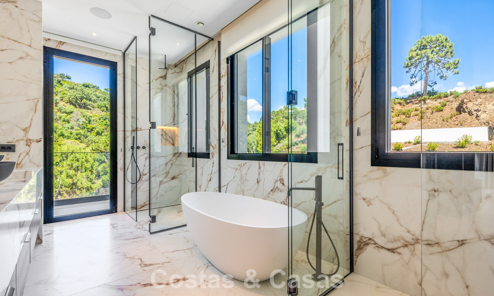 Villa de lujo contemporánea lista para entrar a vivir en una comunidad cerrada en Marbella - Benahavís 802416