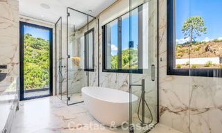 Villa de lujo contemporánea lista para entrar a vivir en una comunidad cerrada en Marbella - Benahavís 802416 
