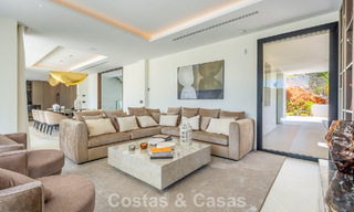 Villa de lujo contemporánea lista para entrar a vivir en una comunidad cerrada en Marbella - Benahavís 802417 