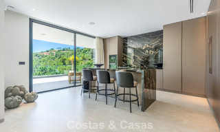 Villa de lujo contemporánea lista para entrar a vivir en una comunidad cerrada en Marbella - Benahavís 802418 