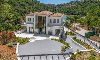 Villa de lujo contemporánea lista para entrar a vivir en una comunidad cerrada en Marbella - Benahavís 802425 