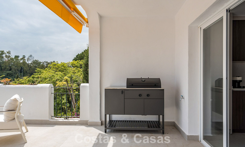 Moderno apartamento reformado con vistas al mar en venta en las colinas de Marbella - Benahavís 802431