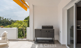 Moderno apartamento reformado con vistas al mar en venta en las colinas de Marbella - Benahavís 802431 