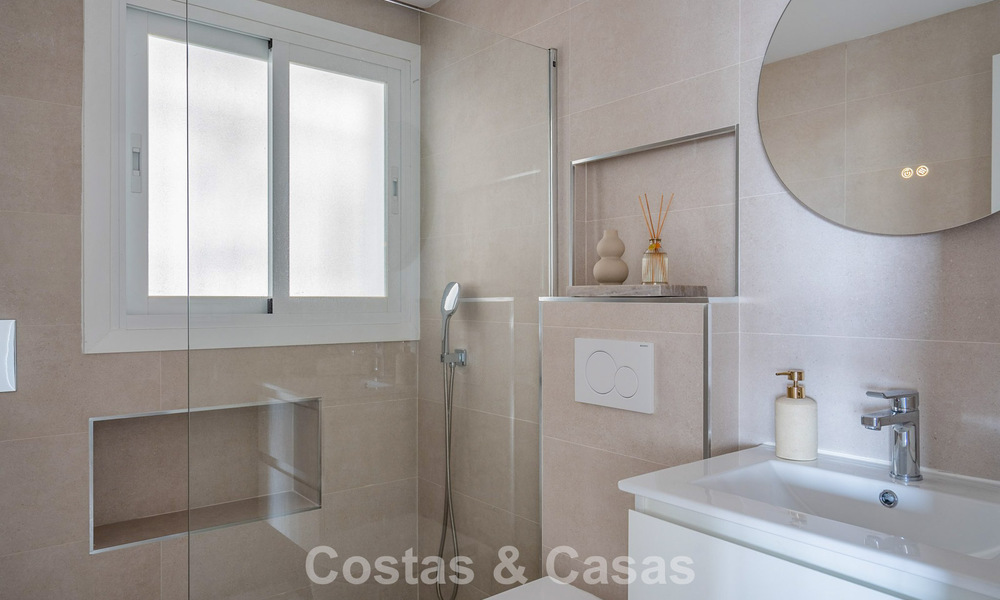Moderno apartamento reformado con vistas al mar en venta en las colinas de Marbella - Benahavís 802432