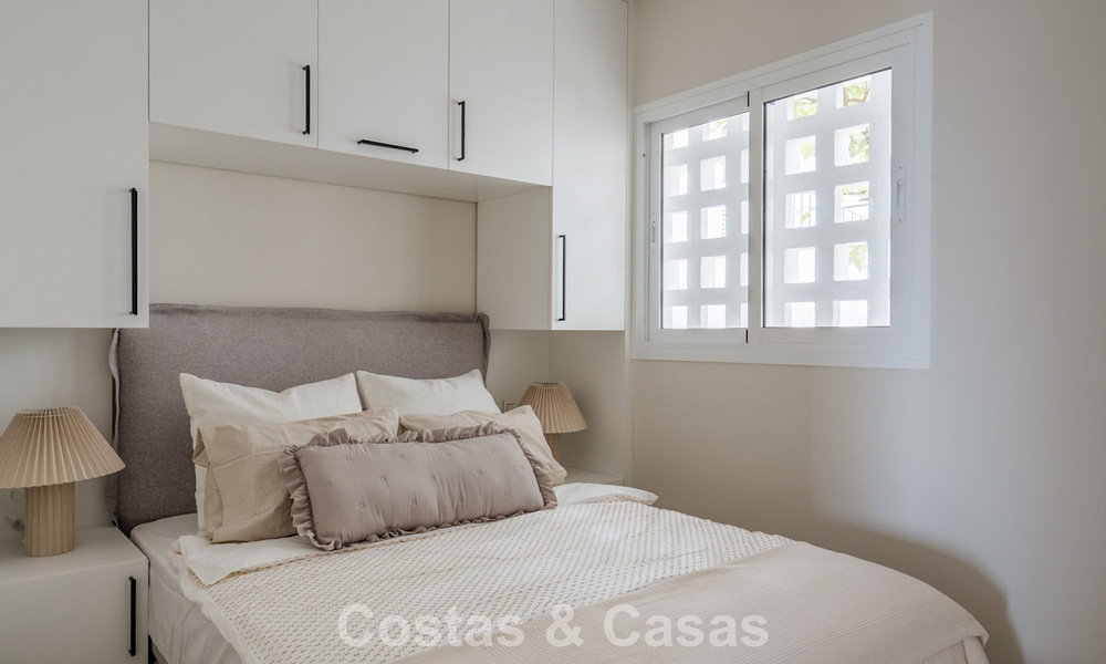 Moderno apartamento reformado con vistas al mar en venta en las colinas de Marbella - Benahavís 802433