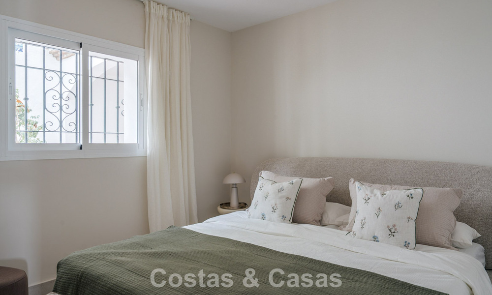 Moderno apartamento reformado con vistas al mar en venta en las colinas de Marbella - Benahavís 802434