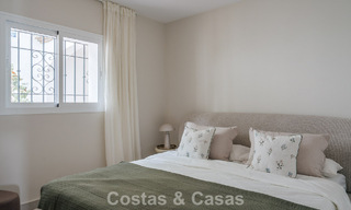 Moderno apartamento reformado con vistas al mar en venta en las colinas de Marbella - Benahavís 802434 