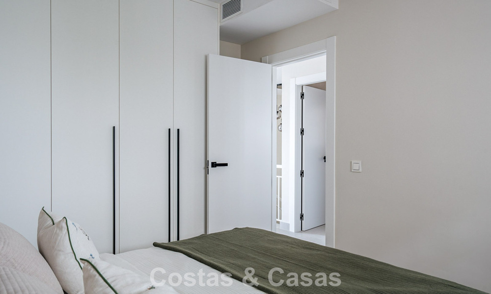 Moderno apartamento reformado con vistas al mar en venta en las colinas de Marbella - Benahavís 802435