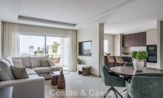 Moderno apartamento reformado con vistas al mar en venta en las colinas de Marbella - Benahavís 802440 