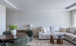 Moderno apartamento reformado con vistas al mar en venta en las colinas de Marbella - Benahavís 802447 