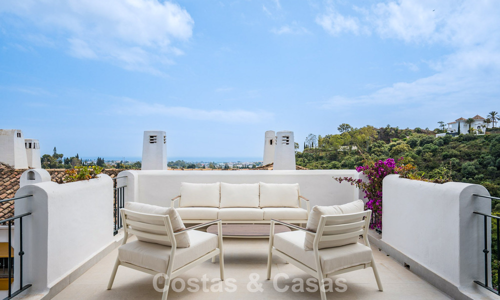 Moderno apartamento reformado con vistas al mar en venta en las colinas de Marbella - Benahavís 802449