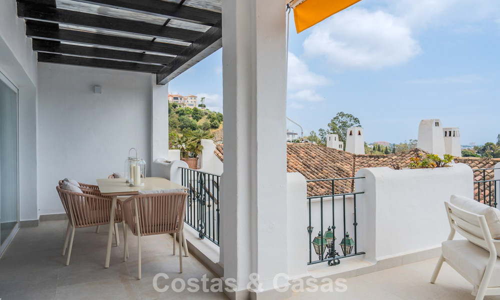 Moderno apartamento reformado con vistas al mar en venta en las colinas de Marbella - Benahavís 802450