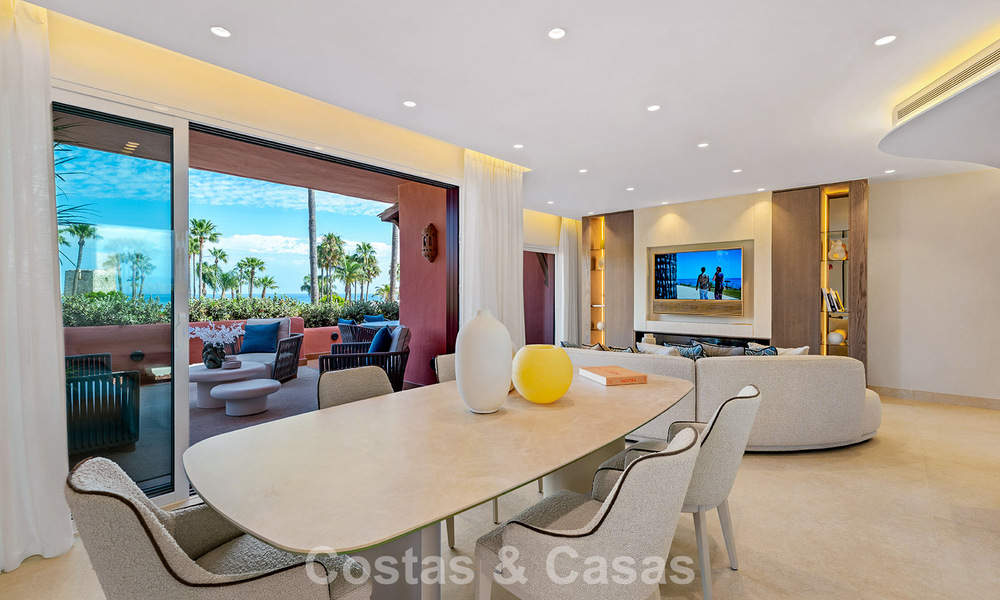 Moderno apartamento de lujo en primera línea de playa en venta en un prestigioso complejo entre Marbella y Estepona 802486