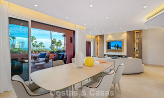 Moderno apartamento de lujo en primera línea de playa en venta en un prestigioso complejo entre Marbella y Estepona 802486 