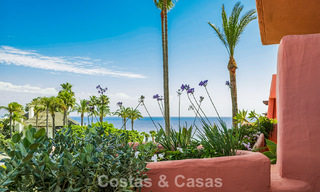 Moderno apartamento de lujo en primera línea de playa en venta en un prestigioso complejo entre Marbella y Estepona 802487 