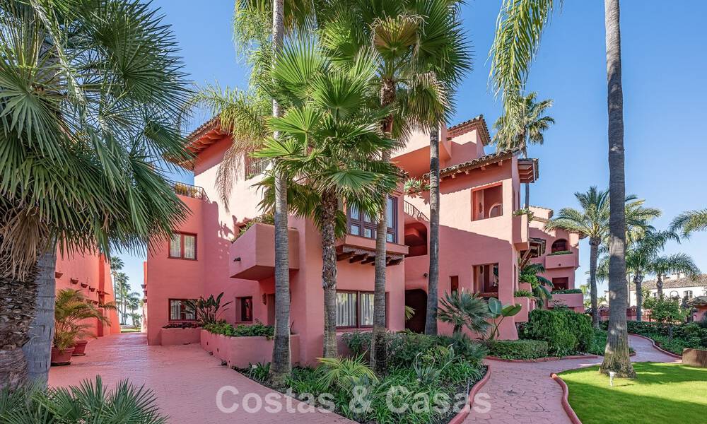 Moderno apartamento de lujo en primera línea de playa en venta en un prestigioso complejo entre Marbella y Estepona 802489