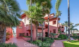 Moderno apartamento de lujo en primera línea de playa en venta en un prestigioso complejo entre Marbella y Estepona 802489 