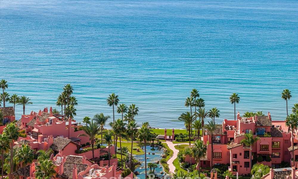 Moderno apartamento de lujo en primera línea de playa en venta en un prestigioso complejo entre Marbella y Estepona 802497