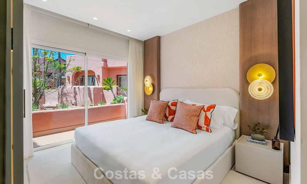 Moderno apartamento de lujo en primera línea de playa en venta en un prestigioso complejo entre Marbella y Estepona 802498