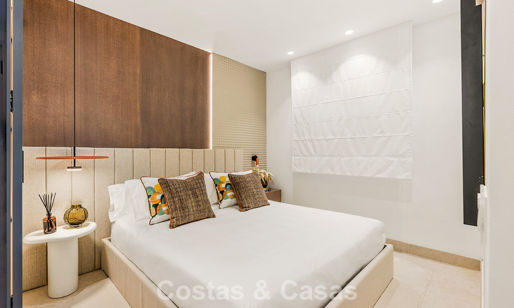 Moderno apartamento de lujo en primera línea de playa en venta en un prestigioso complejo entre Marbella y Estepona 802500