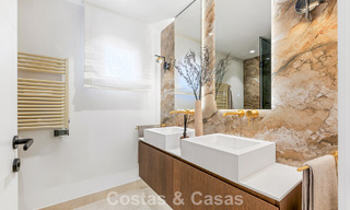 Moderno apartamento de lujo en primera línea de playa en venta en un prestigioso complejo entre Marbella y Estepona 802501 