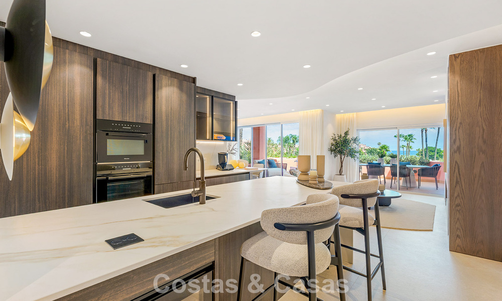 Moderno apartamento de lujo en primera línea de playa en venta en un prestigioso complejo entre Marbella y Estepona 802502