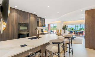 Moderno apartamento de lujo en primera línea de playa en venta en un prestigioso complejo entre Marbella y Estepona 802502 