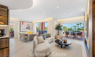 Moderno apartamento de lujo en primera línea de playa en venta en un prestigioso complejo entre Marbella y Estepona 802503 