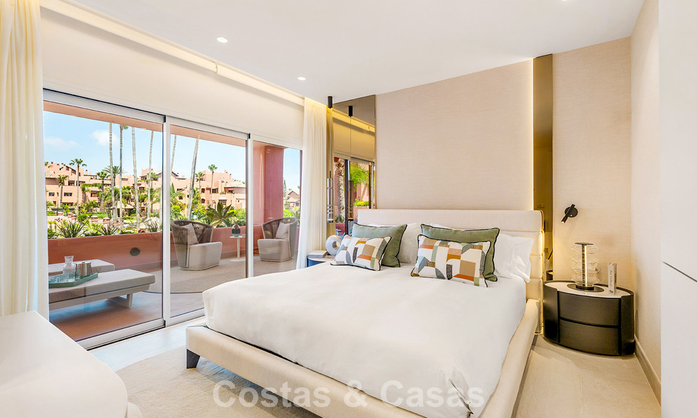 Moderno apartamento de lujo en primera línea de playa en venta en un prestigioso complejo entre Marbella y Estepona 802504