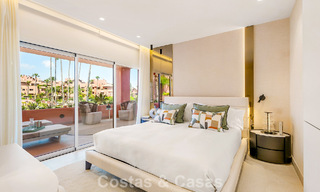 Moderno apartamento de lujo en primera línea de playa en venta en un prestigioso complejo entre Marbella y Estepona 802504 
