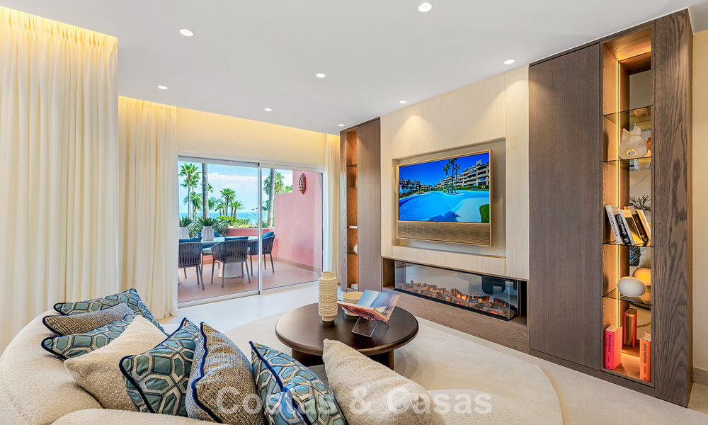 Moderno apartamento de lujo en primera línea de playa en venta en un prestigioso complejo entre Marbella y Estepona 802505