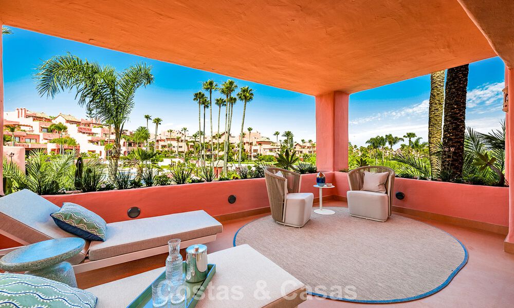Moderno apartamento de lujo en primera línea de playa en venta en un prestigioso complejo entre Marbella y Estepona 802507