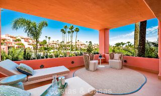 Moderno apartamento de lujo en primera línea de playa en venta en un prestigioso complejo entre Marbella y Estepona 802507 