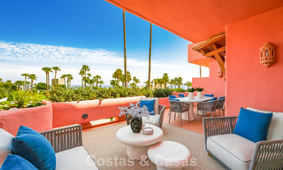 Moderno apartamento de lujo en primera línea de playa en venta en un prestigioso complejo entre Marbella y Estepona 802508 
