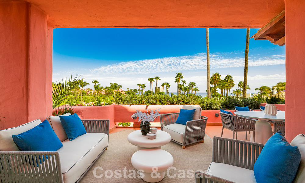 Moderno apartamento de lujo en primera línea de playa en venta en un prestigioso complejo entre Marbella y Estepona 802509