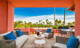 Moderno apartamento de lujo en primera línea de playa en venta en un prestigioso complejo entre Marbella y Estepona 802509 