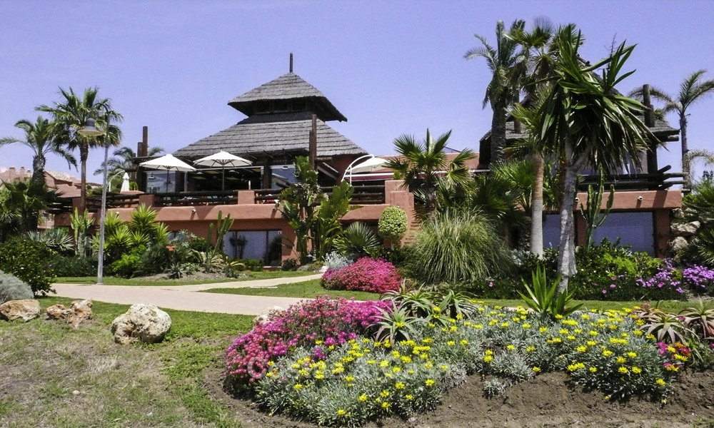 Moderno apartamento de lujo en primera línea de playa en venta en un prestigioso complejo entre Marbella y Estepona 802640