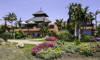 Moderno apartamento de lujo en primera línea de playa en venta en un prestigioso complejo entre Marbella y Estepona 802640 