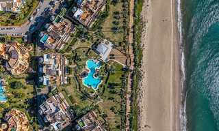 Apartamento en primera línea de playa con vistas panorámicas al mar en venta en la New Golden Mile, Marbella - Estepona 802511 