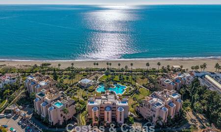Apartamento en primera línea de playa con vistas panorámicas al mar en venta en la New Golden Mile, Marbella - Estepona 802512