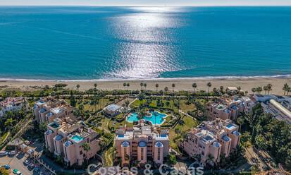 Apartamento en primera línea de playa con vistas panorámicas al mar en venta en la New Golden Mile, Marbella - Estepona 802512